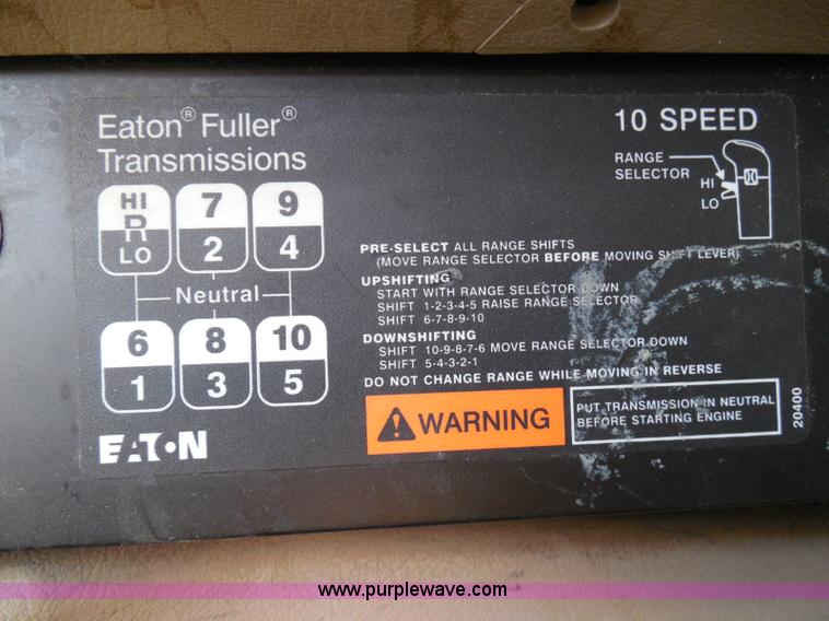 image for item I3351 2005 International 9400i semi truck