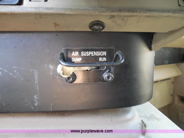 image for item I3351 2005 International 9400i semi truck