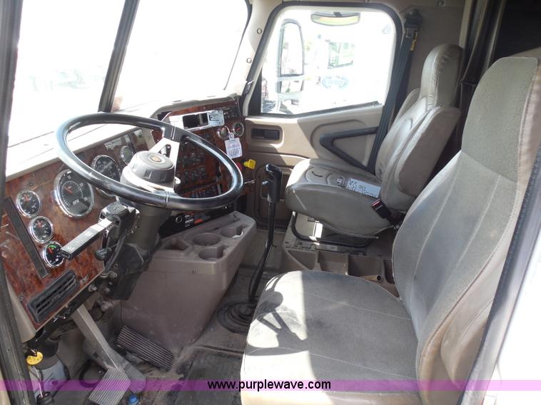 image for item I3351 2005 International 9400i semi truck