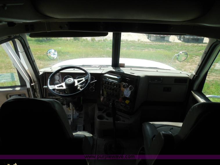 image for item I3351 2005 International 9400i semi truck