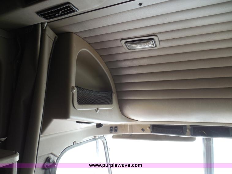 image for item I3351 2005 International 9400i semi truck