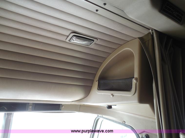 image for item I3351 2005 International 9400i semi truck