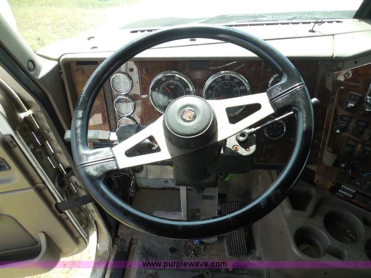 image for item I3351 2005 International 9400i semi truck