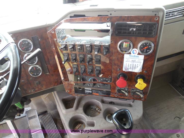 image for item I3351 2005 International 9400i semi truck