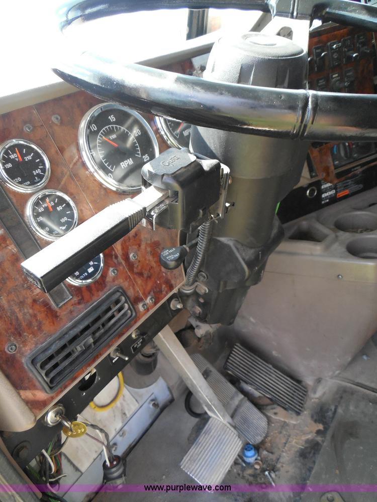 image for item I3351 2005 International 9400i semi truck