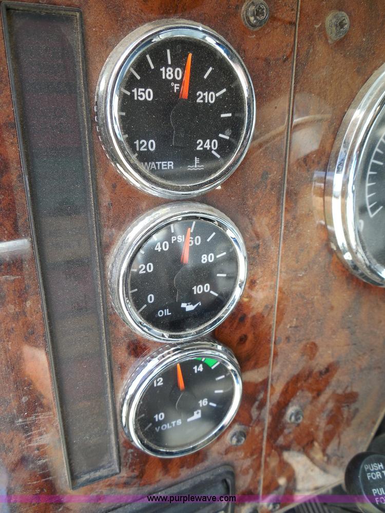 image for item I3351 2005 International 9400i semi truck