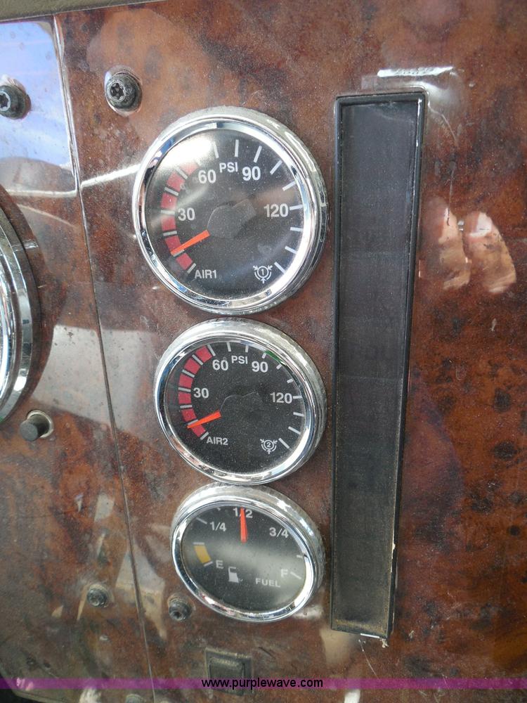 image for item I3351 2005 International 9400i semi truck