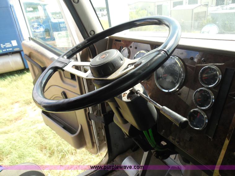 image for item I3351 2005 International 9400i semi truck