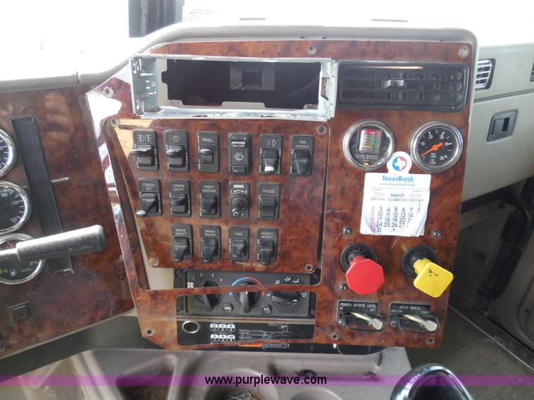 image for item I3351 2005 International 9400i semi truck