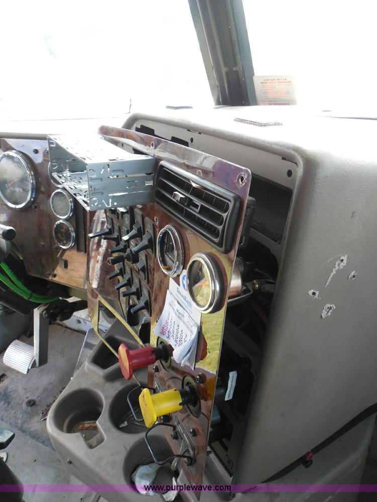 image for item I3351 2005 International 9400i semi truck