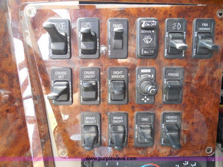 image for item I3351 2005 International 9400i semi truck