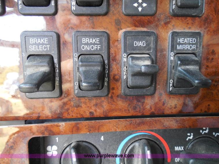 image for item I3351 2005 International 9400i semi truck