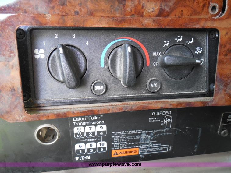 image for item I3351 2005 International 9400i semi truck