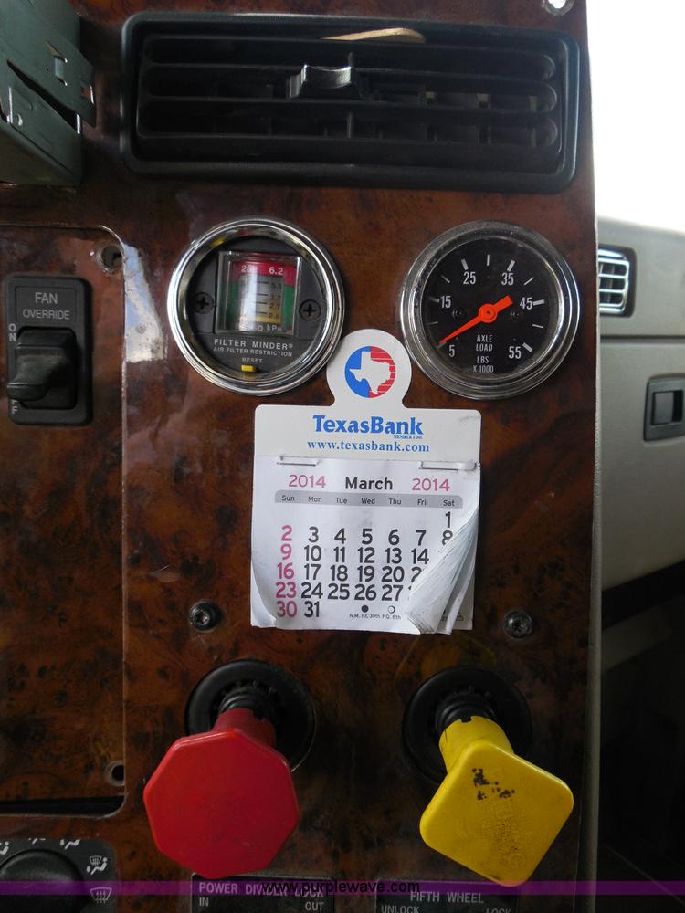 image for item I3351 2005 International 9400i semi truck