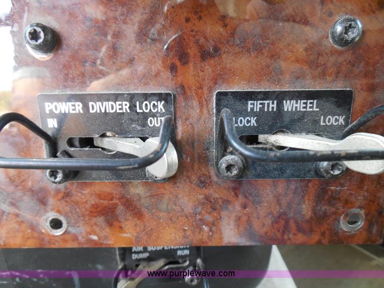 image for item I3351 2005 International 9400i semi truck