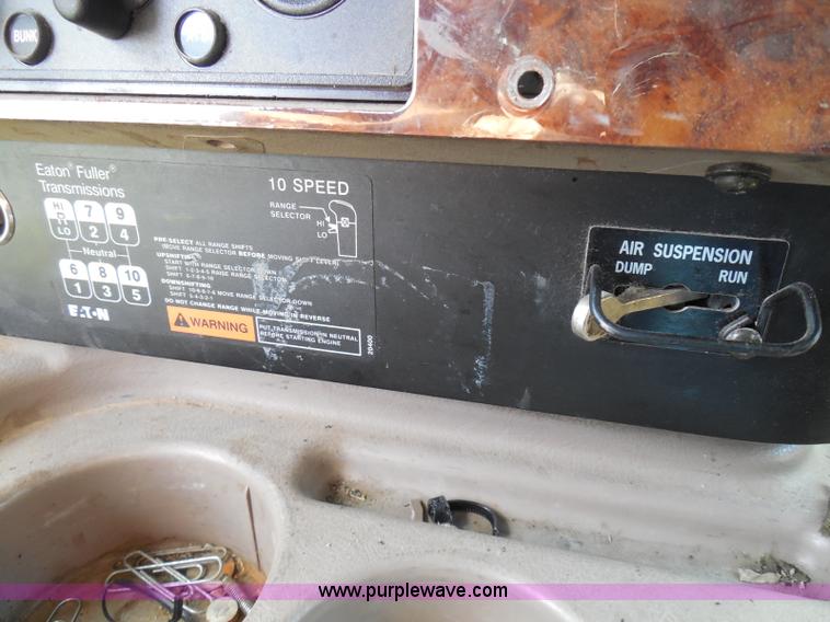 image for item I3351 2005 International 9400i semi truck