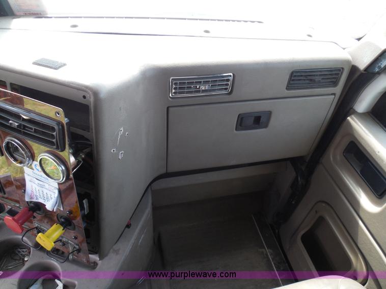 image for item I3351 2005 International 9400i semi truck