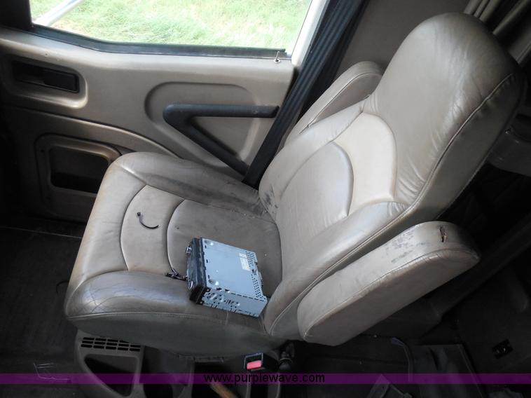 image for item I3351 2005 International 9400i semi truck