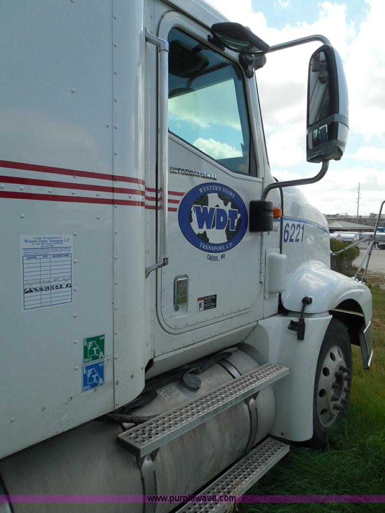 image for item I3351 2005 International 9400i semi truck