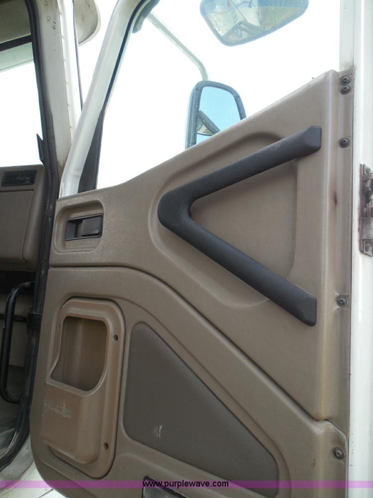 image for item I3351 2005 International 9400i semi truck