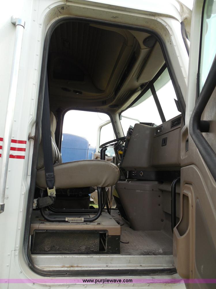 image for item I3351 2005 International 9400i semi truck