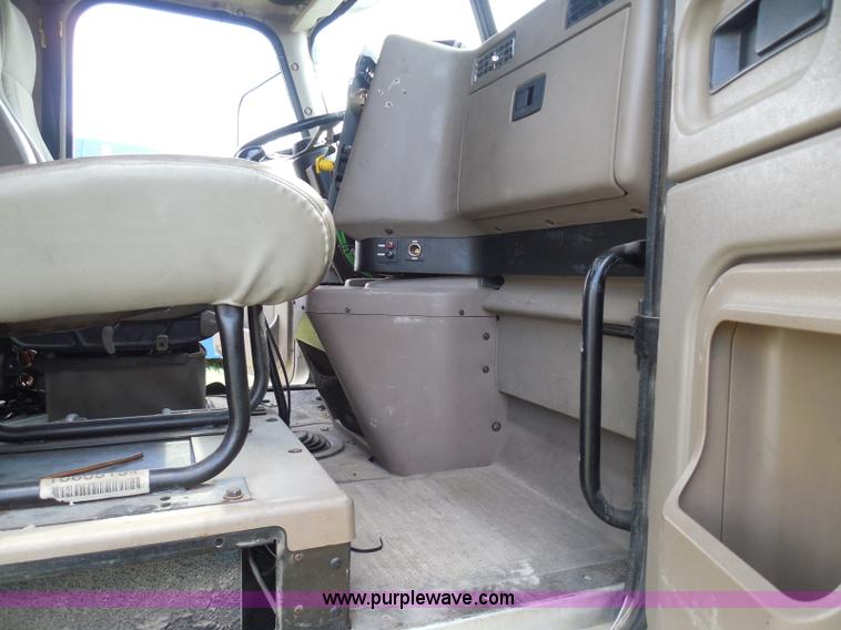 image for item I3351 2005 International 9400i semi truck