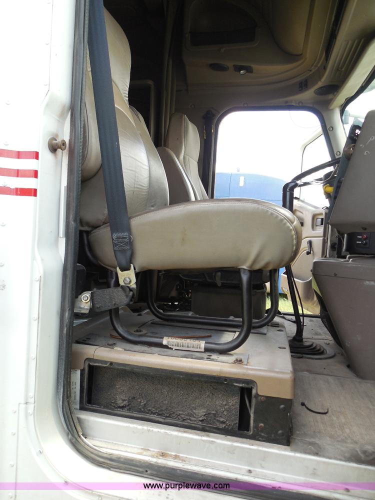 image for item I3351 2005 International 9400i semi truck