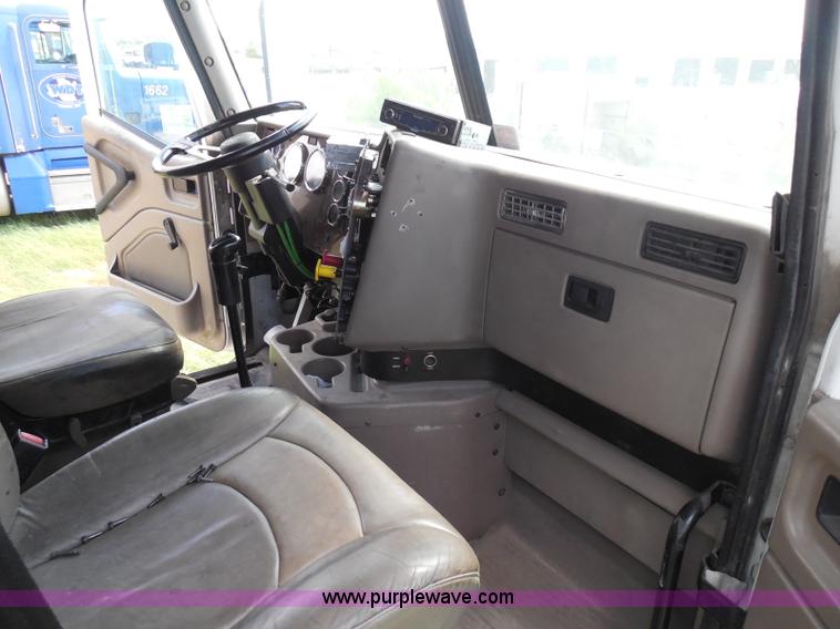 image for item I3351 2005 International 9400i semi truck