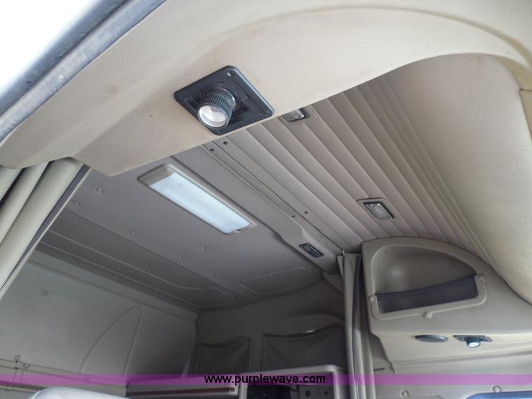 image for item I3351 2005 International 9400i semi truck