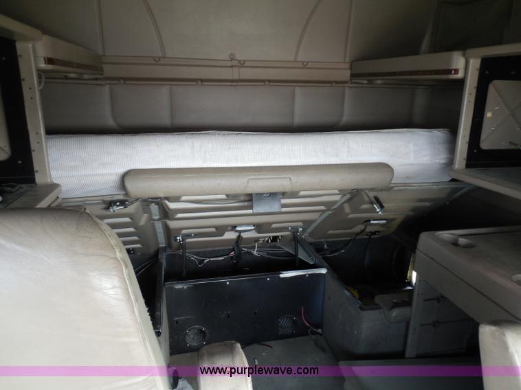 image for item I3351 2005 International 9400i semi truck