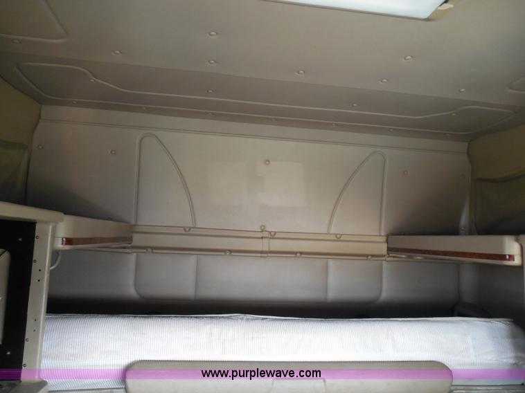 image for item I3351 2005 International 9400i semi truck