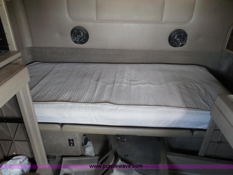 image for item I3351 2005 International 9400i semi truck