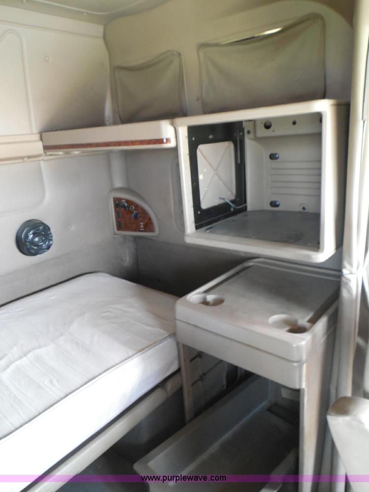 image for item I3351 2005 International 9400i semi truck