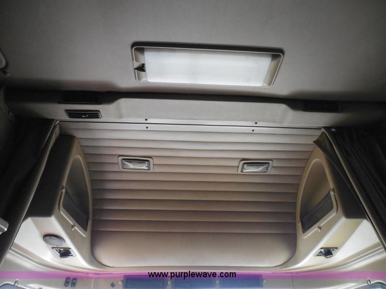 image for item I3351 2005 International 9400i semi truck