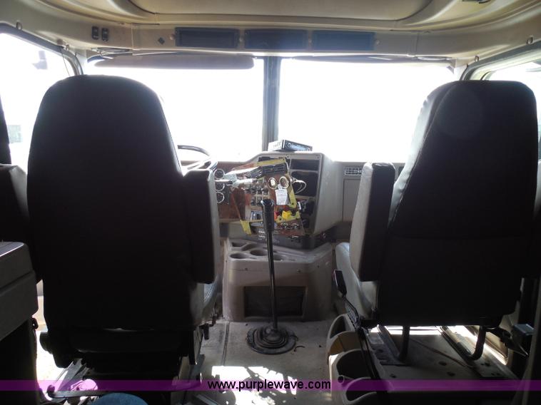 image for item I3351 2005 International 9400i semi truck