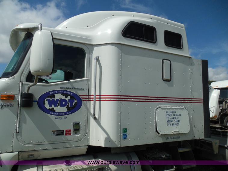 image for item I3351 2005 International 9400i semi truck