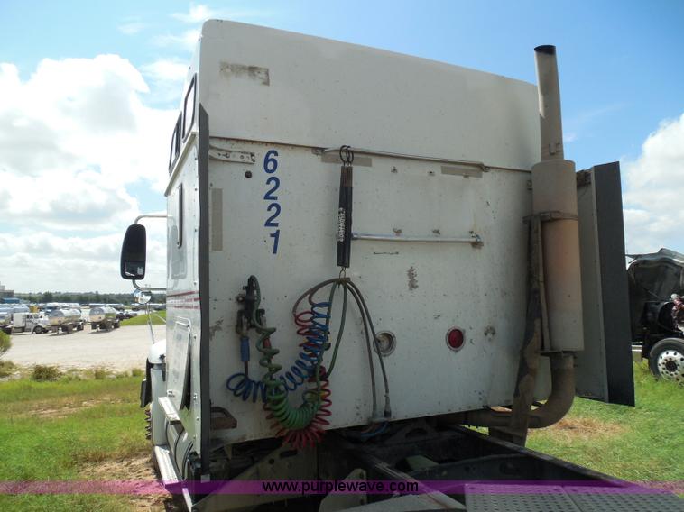 image for item I3351 2005 International 9400i semi truck