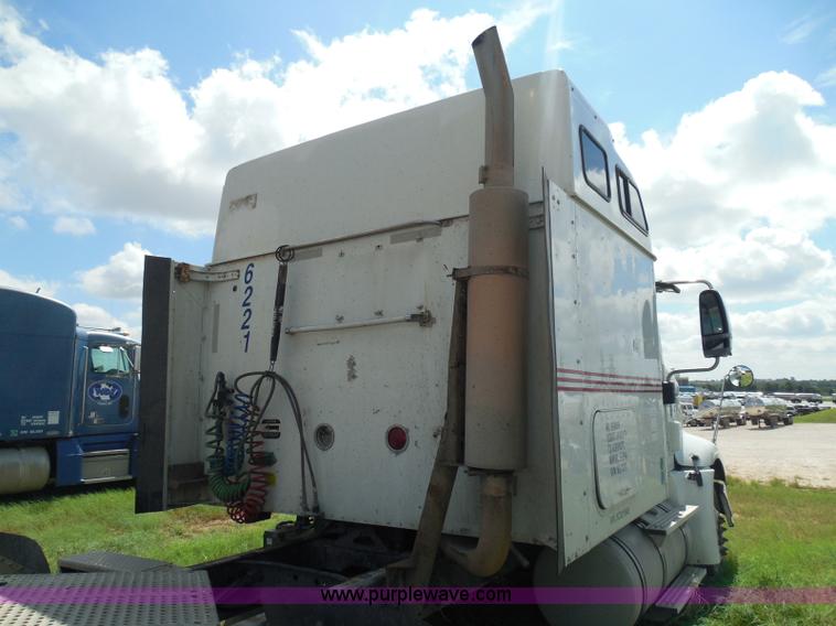 image for item I3351 2005 International 9400i semi truck