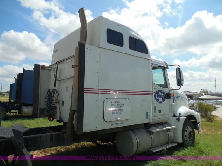 image for item I3351 2005 International 9400i semi truck