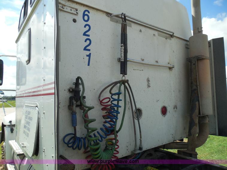 image for item I3351 2005 International 9400i semi truck