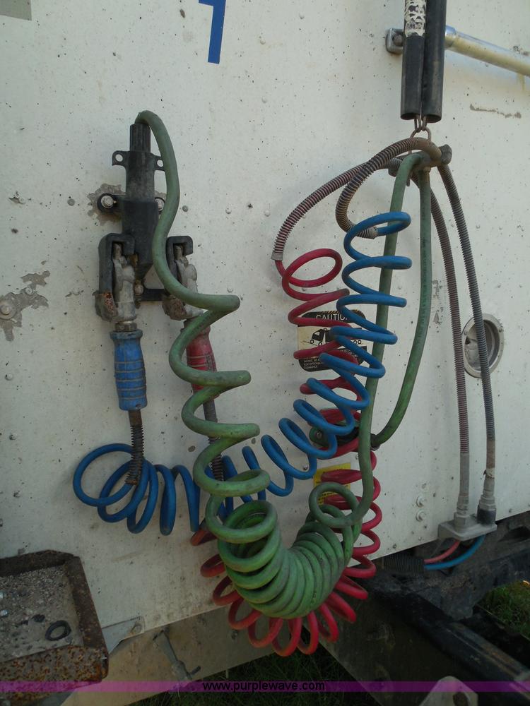 image for item I3351 2005 International 9400i semi truck