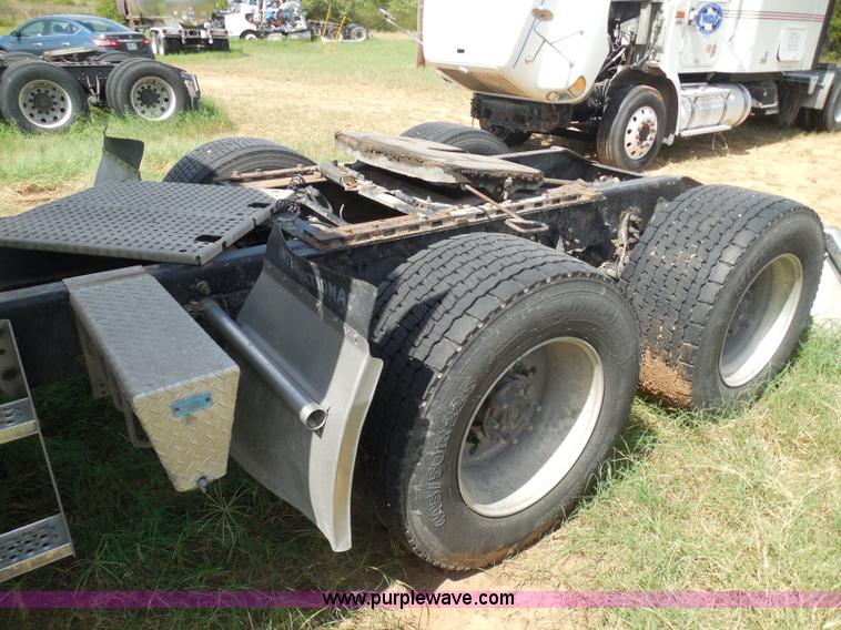 image for item I3351 2005 International 9400i semi truck