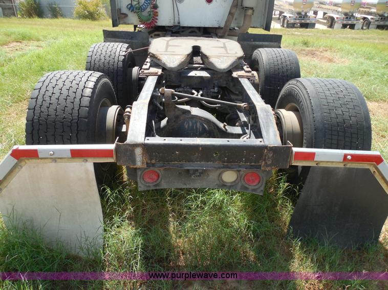 image for item I3351 2005 International 9400i semi truck