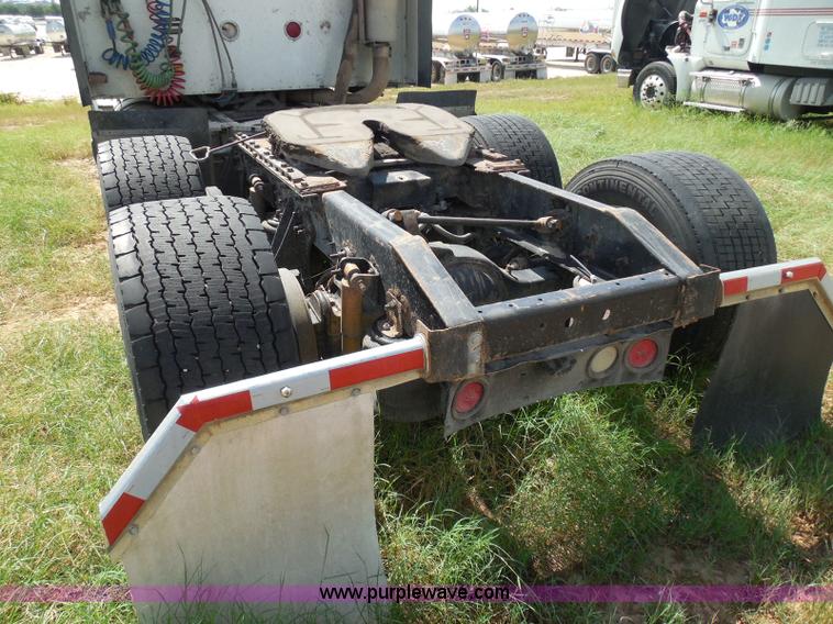 image for item I3351 2005 International 9400i semi truck