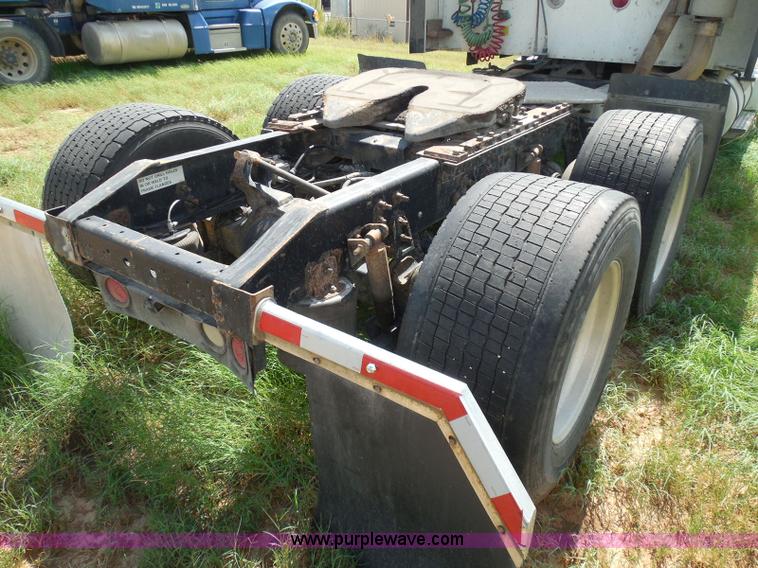 image for item I3351 2005 International 9400i semi truck