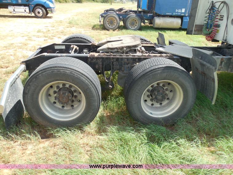 image for item I3351 2005 International 9400i semi truck