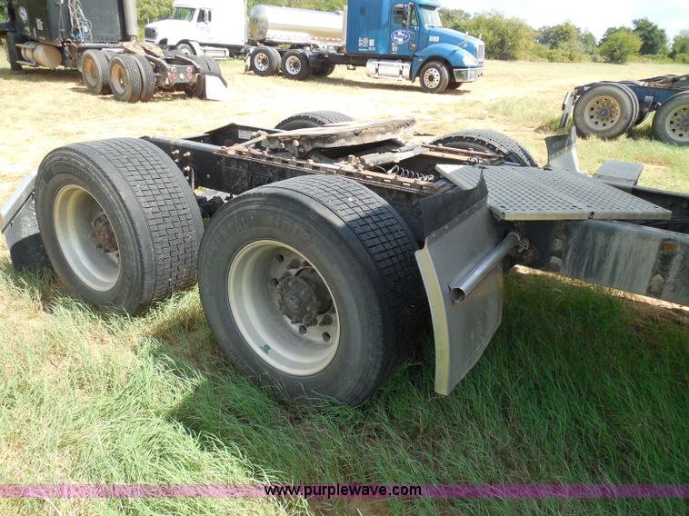 image for item I3351 2005 International 9400i semi truck