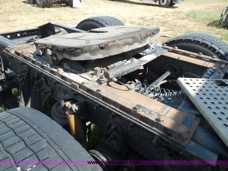 image for item I3351 2005 International 9400i semi truck