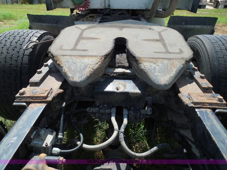 image for item I3351 2005 International 9400i semi truck