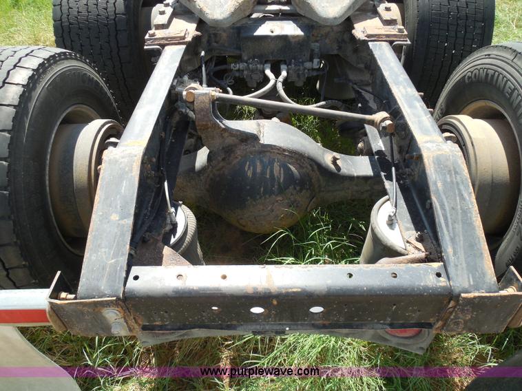 image for item I3351 2005 International 9400i semi truck